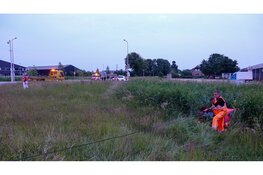 Auto raakt te water na ongeval in Spierdijk
