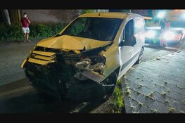 Automobilist botst op geparkeerde auto na uitwijkmanoeuvre