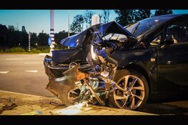Auto knalt op stoplicht en raakt total loss