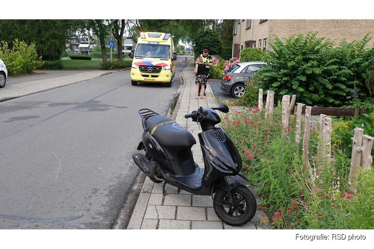 Twee personen gewond na botsing tussen scooter en bezorgbusje
