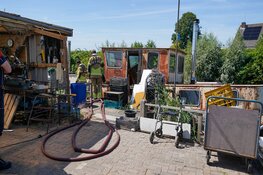 Brandweer pompt lekkende woonboot leeg