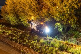 Auto belandt in greppel na eenzijdig ongeval Andijk