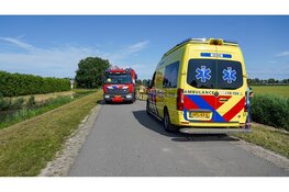 Auto over de kop in sloot Andijk