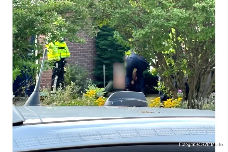 Aanhouding op de Pastoor Suidgeeststraat in Venhuizen: Diverse politie-eenheden ingezet