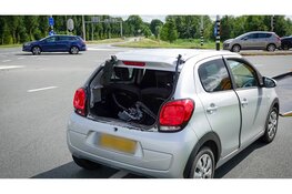 Auto slaat af bij optrekken, vrachtwagen ramt personenauto