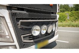 Auto slaat af bij optrekken, vrachtwagen ramt personenauto