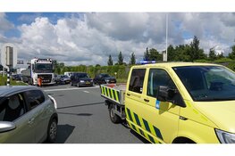 Auto slaat af bij optrekken, vrachtwagen ramt personenauto