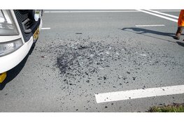 Auto slaat af bij optrekken, vrachtwagen ramt personenauto