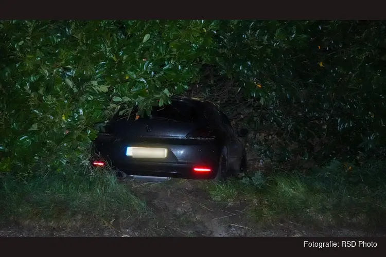 Automobilist rijdt van dijk af in Schellinkhout