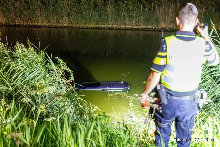 Auto te water in Midwoud
