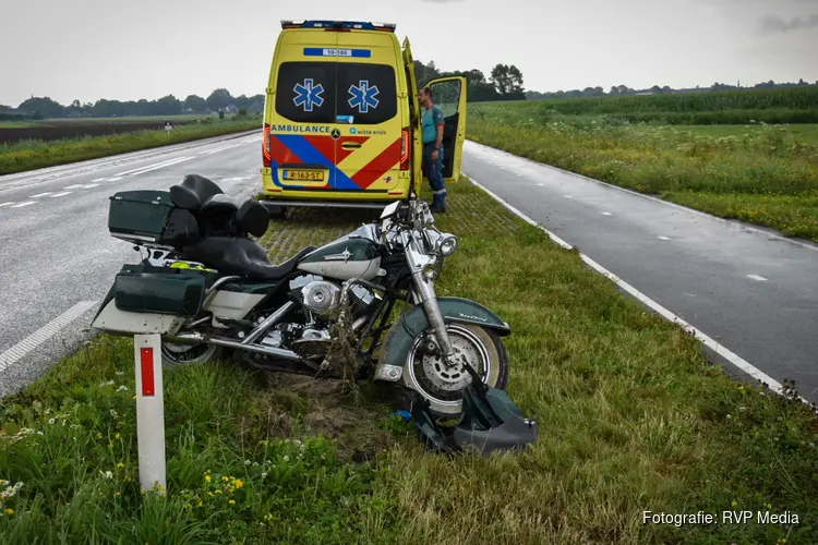 Motorrijder glijdt uit op N241 in Hoogwoud