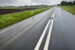 Motorrijder glijdt uit op N241 in Hoogwoud