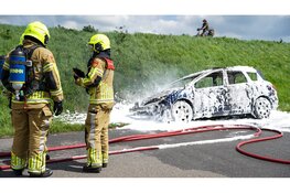 Auto in lichterlaaie tijdens rijden op Oosterdijk