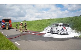 Auto in lichterlaaie tijdens rijden op Oosterdijk