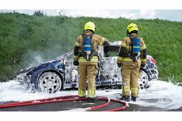 Auto in lichterlaaie tijdens rijden op Oosterdijk