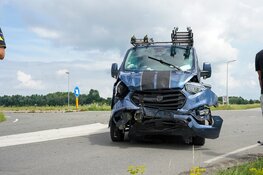 Automobilist belandt in sloot na aanrijding met bestelbus in Hoogkarspel