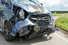 Automobilist belandt in sloot na aanrijding met bestelbus in Hoogkarspel