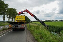 Automobilist belandt in sloot na aanrijding met bestelbus in Hoogkarspel