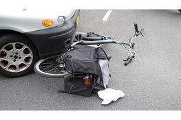 Fiets belandt onder auto bij aanrijding in Hoorn