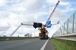 N307 bij Zwaag deels afgesloten; vrachtwagen rijdt tegen verkeersborden