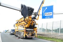 N307 bij Zwaag deels afgesloten; vrachtwagen rijdt tegen verkeersborden