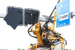 N307 bij Zwaag deels afgesloten; vrachtwagen rijdt tegen verkeersborden