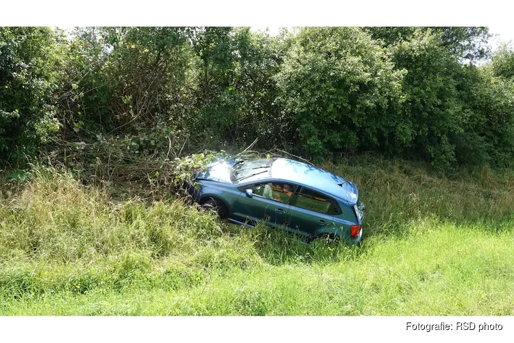 Automobilist ramt lantaarnpaal uit de grond langs A7 bij Berkhout
