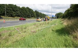 Automobilist ramt lantaarnpaal uit de grond langs A7 bij Berkhout