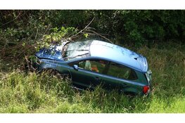 Automobilist ramt lantaarnpaal uit de grond langs A7 bij Berkhout