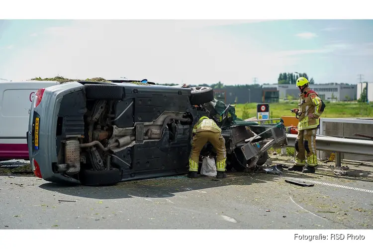 Auto botst achterop file op N307 en komt op zijn kant tot stilstand