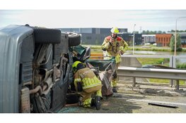 Auto botst achterop file op N307 en komt op zijn kant tot stilstand