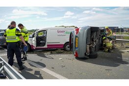 Auto botst achterop file op N307 en komt op zijn kant tot stilstand