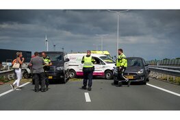 Auto botst achterop file op N307 en komt op zijn kant tot stilstand