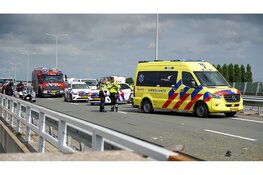 Auto botst achterop file op N307 en komt op zijn kant tot stilstand