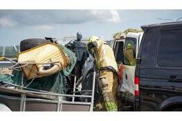 Auto botst achterop file op N307 en komt op zijn kant tot stilstand