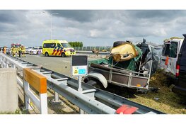 Auto botst achterop file op N307 en komt op zijn kant tot stilstand