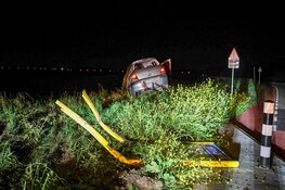 Auto botst op gemeentegrensbord na slippartij in Hoorn
