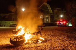 Scooterbrand in Enkhuizen met emmers water geblust