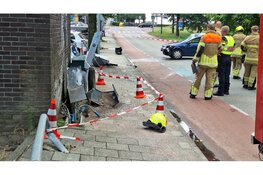 Automobilist rijdt stroomkasten uit de grond en zorgt voor flinke ravage