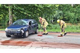 Automobilist rijdt stroomkasten uit de grond en zorgt voor flinke ravage