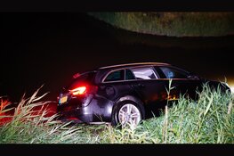 Auto vliegt uit de bocht en belandt in sloot Berkhout