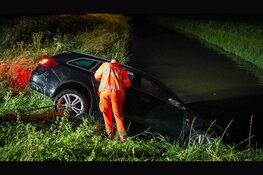 Auto vliegt uit de bocht en belandt in sloot Berkhout