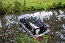 Auto te water in Zwaag