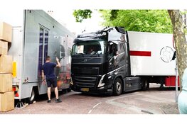 Vrachtwagen rijdt zich klem in centrum Hoorn