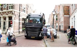 Vrachtwagen rijdt zich klem in centrum Hoorn