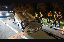 Auto schiet tegen vangrail en slaat over de kop op afrit A7