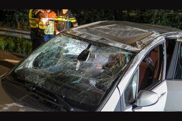 Auto schiet tegen vangrail en slaat over de kop op afrit A7