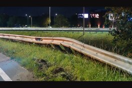 Auto schiet tegen vangrail en slaat over de kop op afrit A7