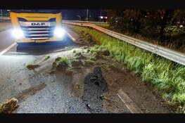 Auto schiet tegen vangrail en slaat over de kop op afrit A7
