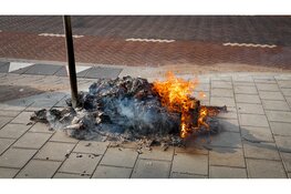 Stapel oud papier afgebrand op straat in Hoorn